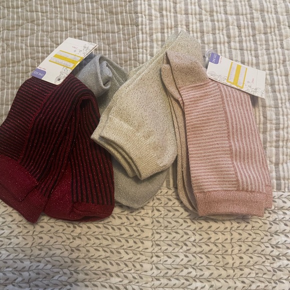 11 different varieties of socks. M/L - Picture 2 of 5